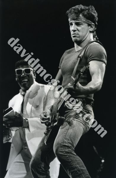 Bruce Springsteen and Clarence Clemons 1985, NJ.jpg